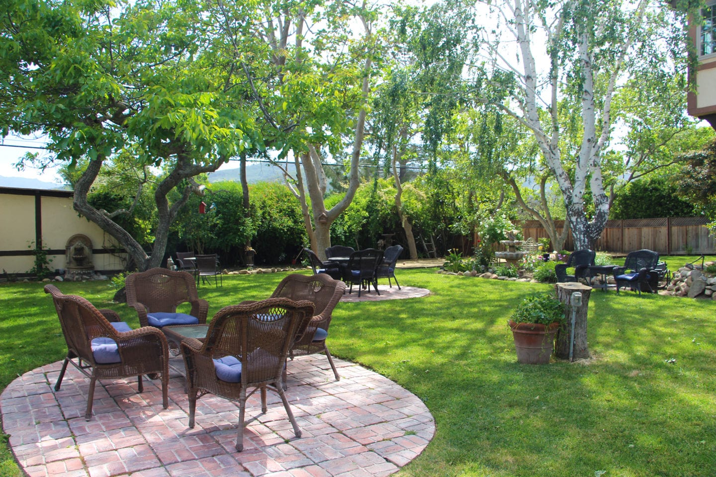 Backyard garden of Solvang Gardens Lodge